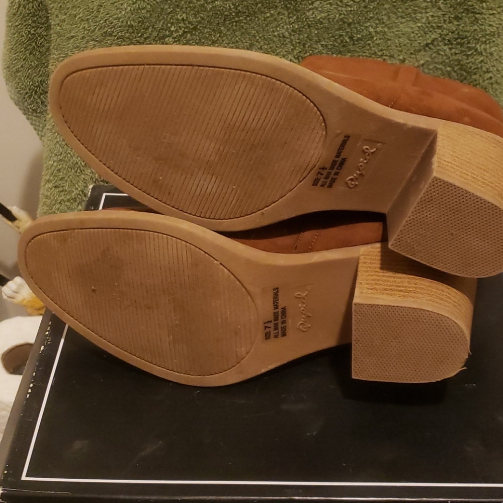 Boots - Picture 4 of 6